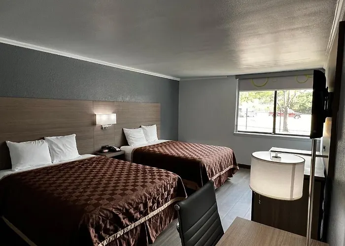 Super 8 By Wyndham Worth Entertainment District Hotel 2*