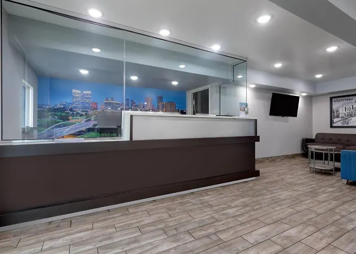 Super 8 By Wyndham Worth Entertainment District Hotel 2*