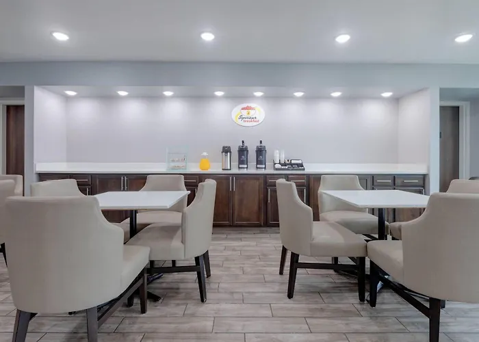 Super 8 By Wyndham Worth Entertainment District Fort Worth
