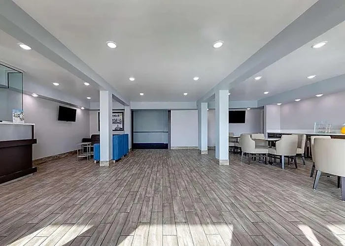 Super 8 By Wyndham Worth Entertainment District 2*