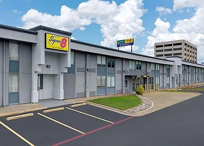 Super 8 By Wyndham Worth Entertainment District Hotel 2*