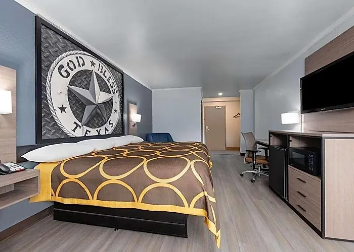 Super 8 By Wyndham Worth Entertainment District 2*