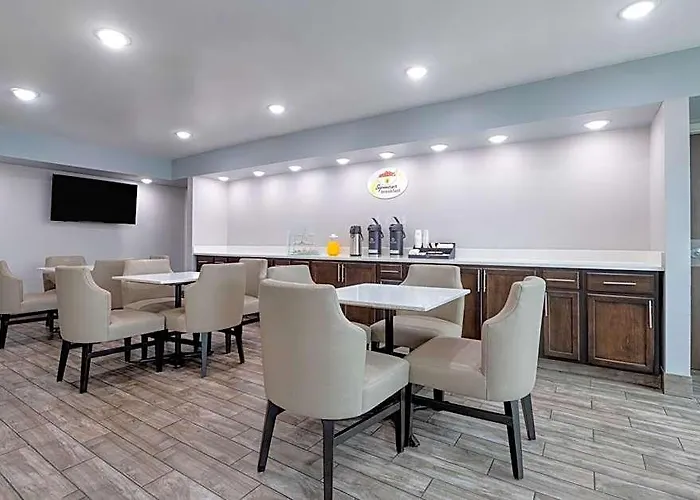 Super 8 By Wyndham Worth Entertainment District Hotel