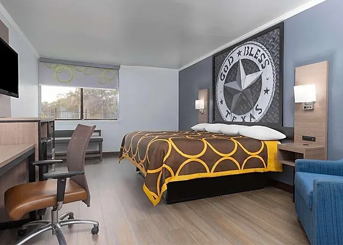Super 8 By Wyndham Worth Entertainment District Fort Worth