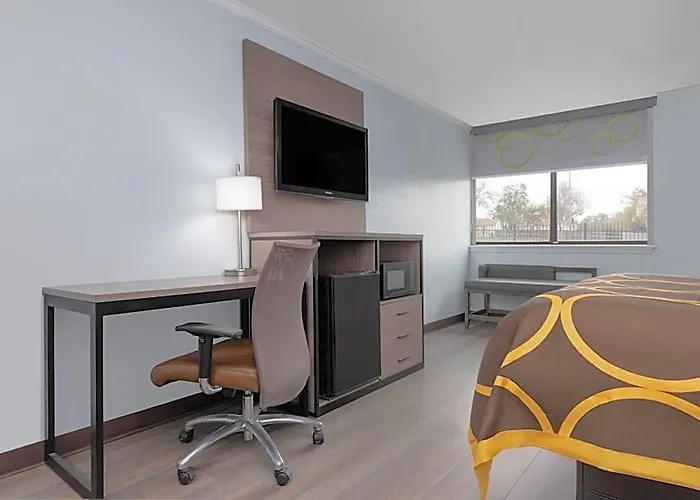 Super 8 By Wyndham Worth Entertainment District 2*
