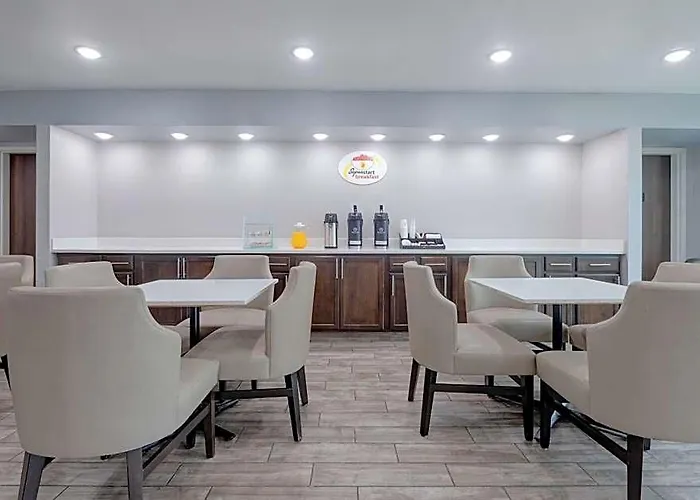 Super 8 By Wyndham Worth Entertainment District