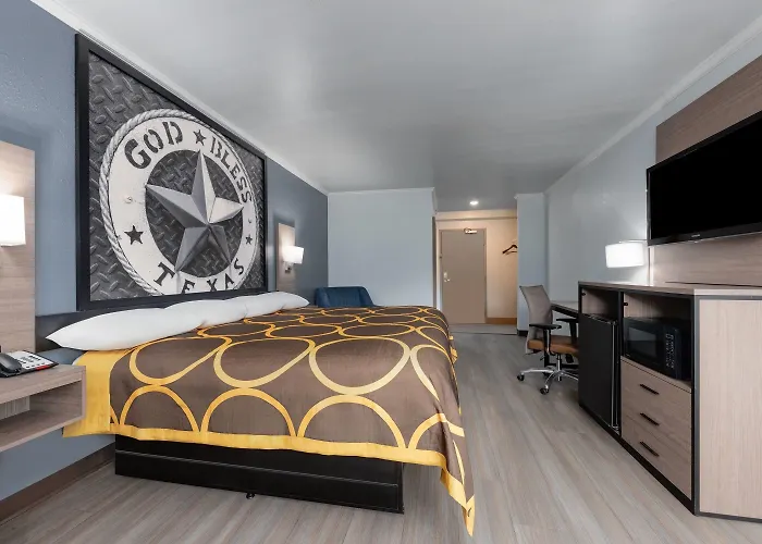 Super 8 By Wyndham Worth Entertainment District Hotel 2*